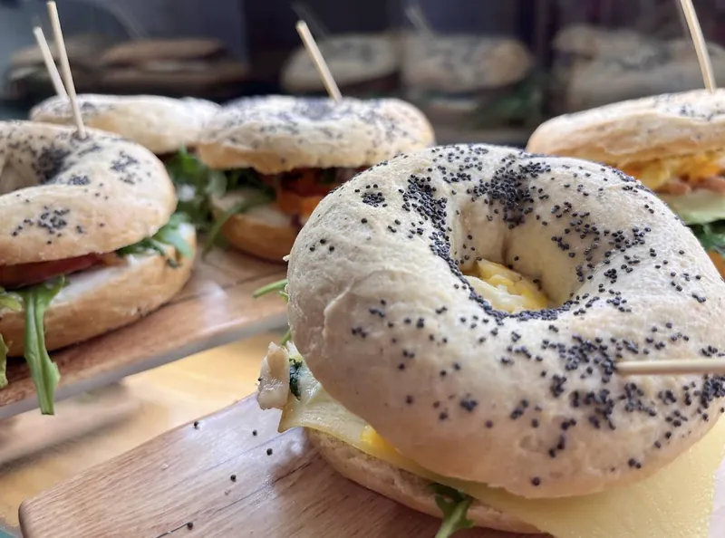 Bagels con semillas de amapola rellenos