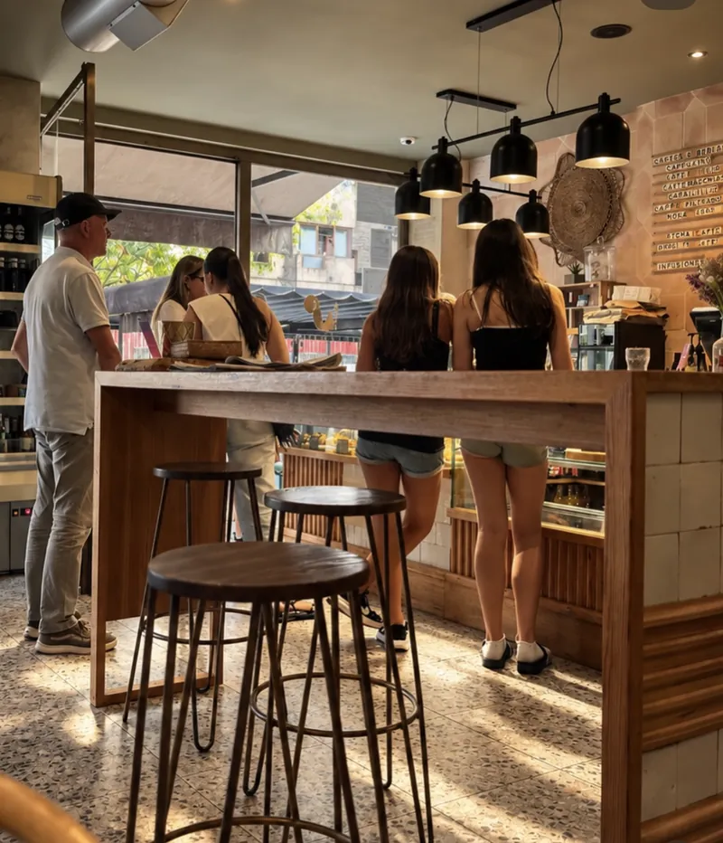 Barra alta de madera con taburetes en Consejerías