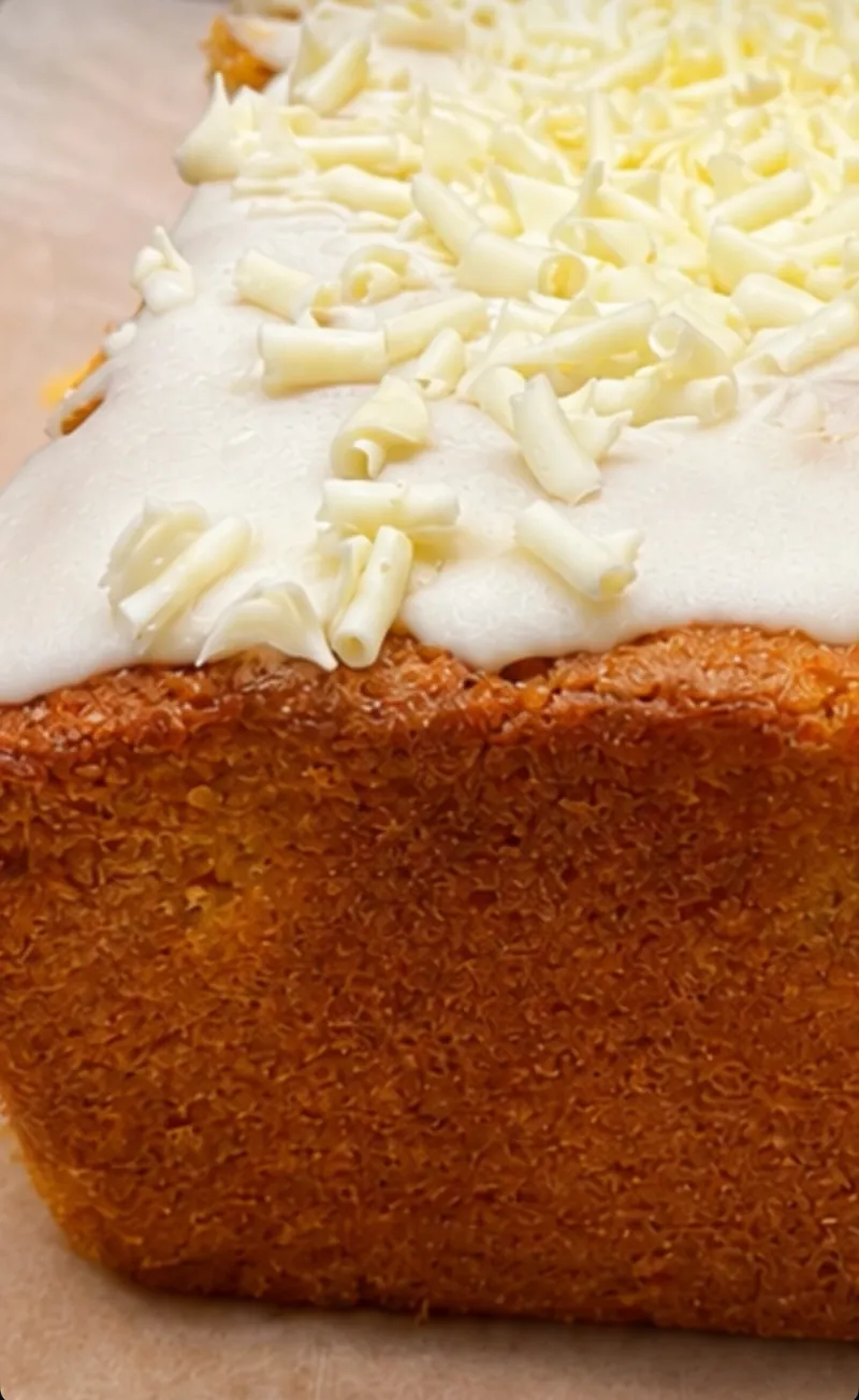 Bizcocho con glaseado blanco y virutas de chocolate blanco