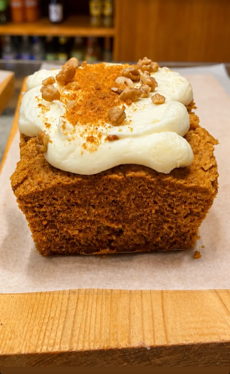 Bizcocho con crema blanca y nueces por encima