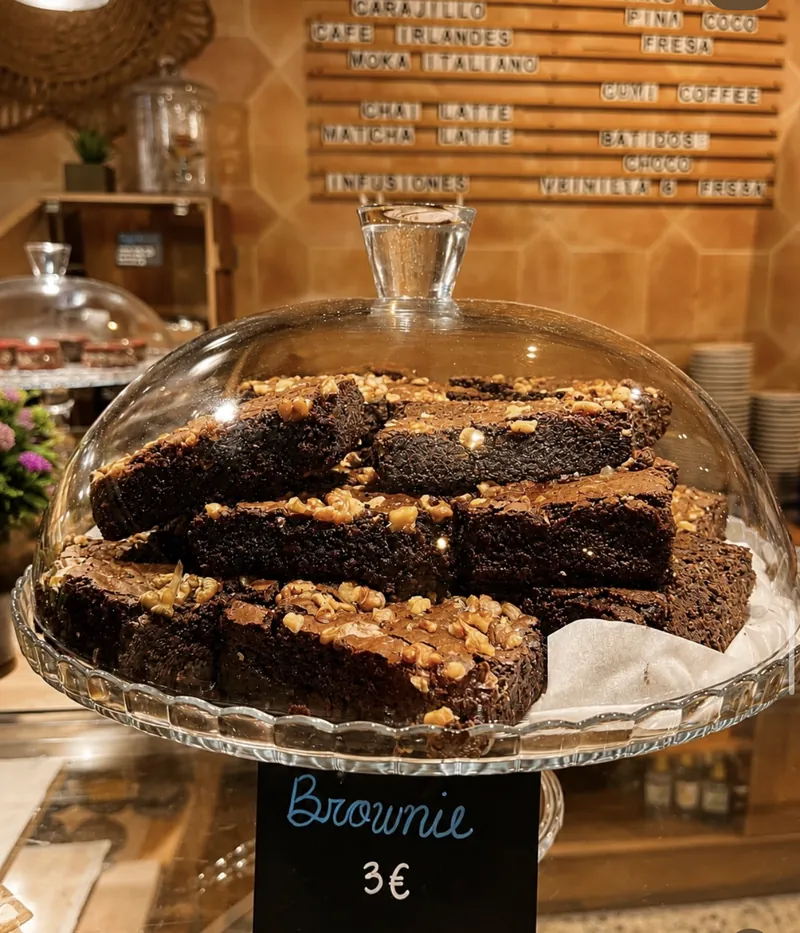 Brownies con nueces bajo una campana de cristal