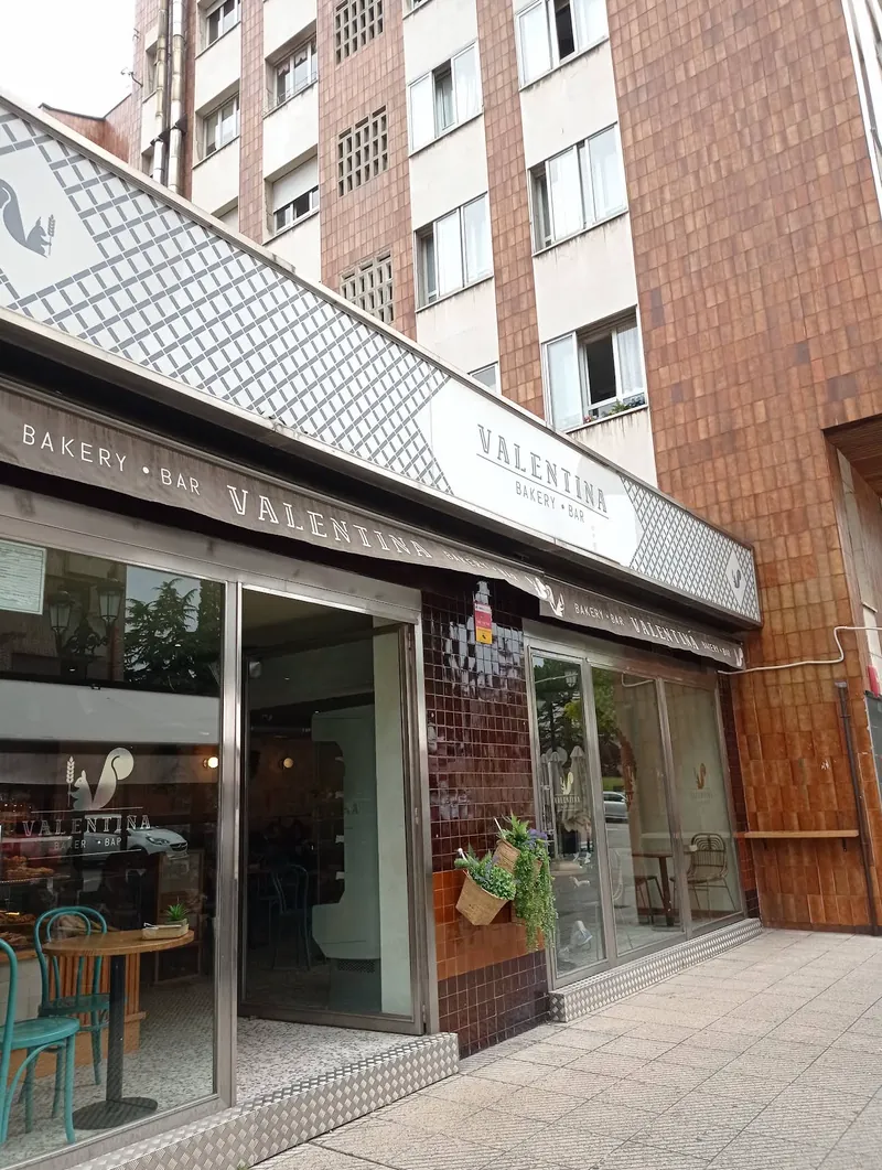 Fachada de Valentina en Consejerías, con rótulo blanco y azulejo oscuro
