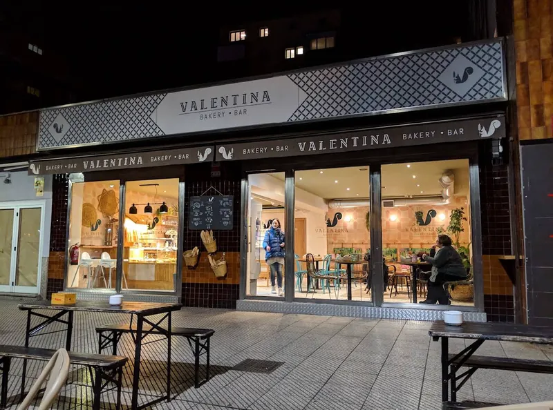 Fachada de Consejerías de noche con las luces encendidas