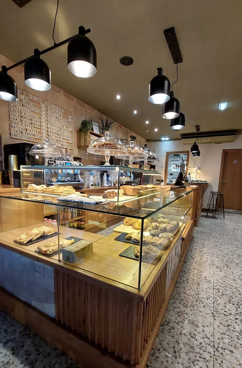 Mostrador de cristal con bollería y pan en el local de Consejerías