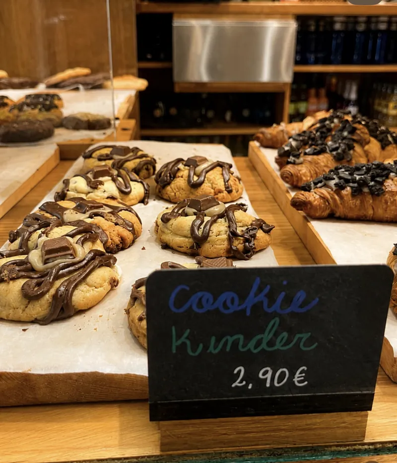 Cookies con chocolate en el mostrador, junto a croissants con galleta