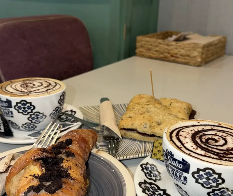 Café y bollería en la mesa