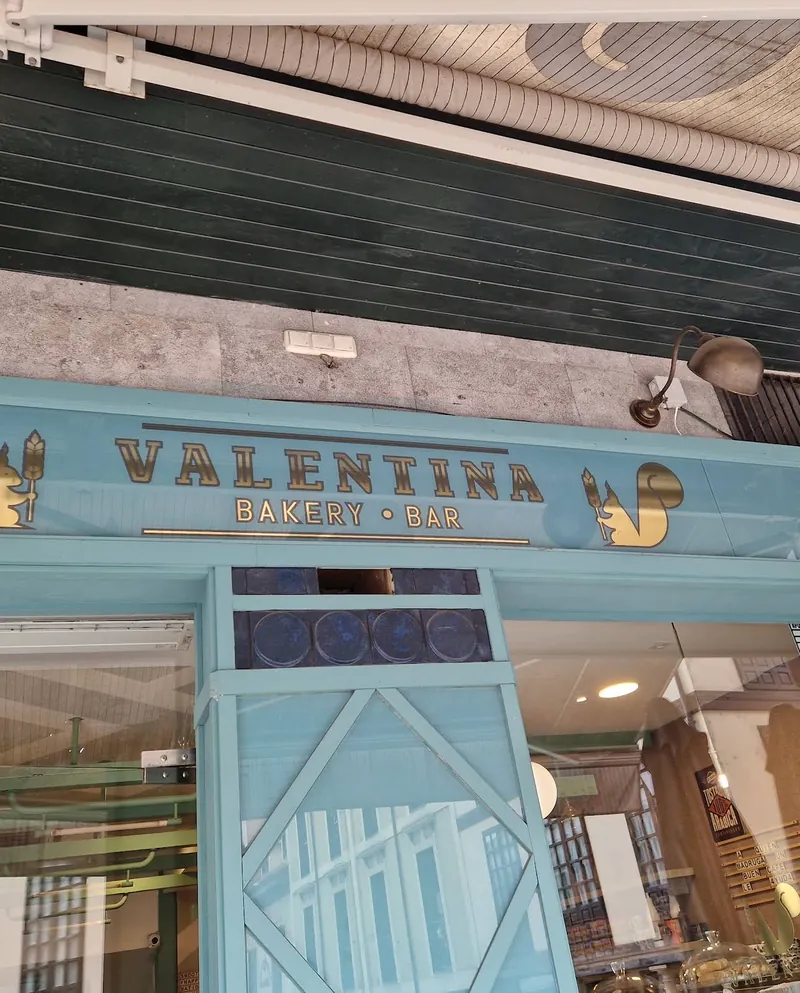 Fachada azul con rótulo dorado de El Fontán