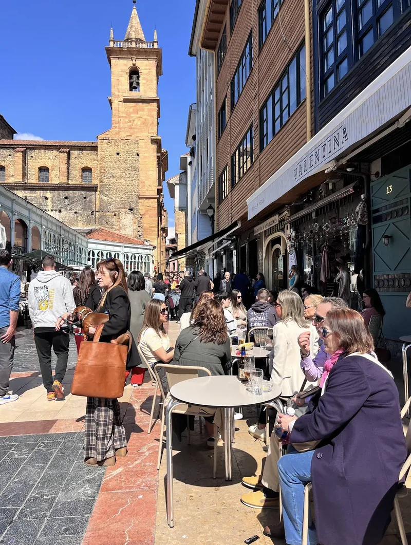 Terraza de El Fontán junto a la iglesia
