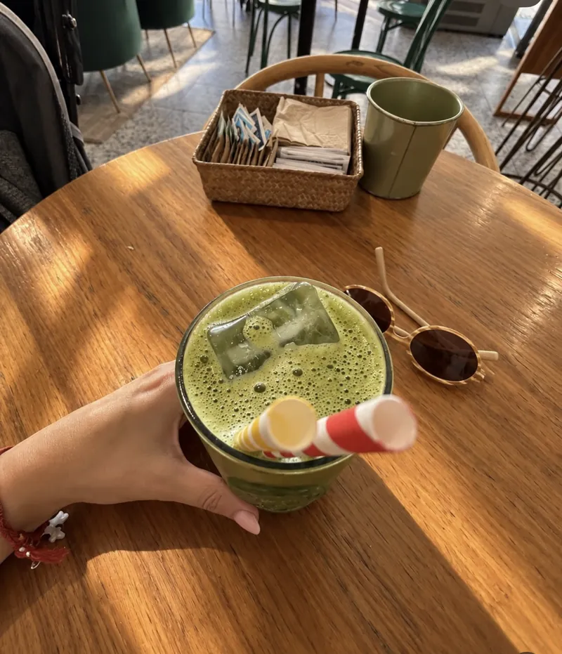 Bebida de matcha con hielo sobre una mesa de madera