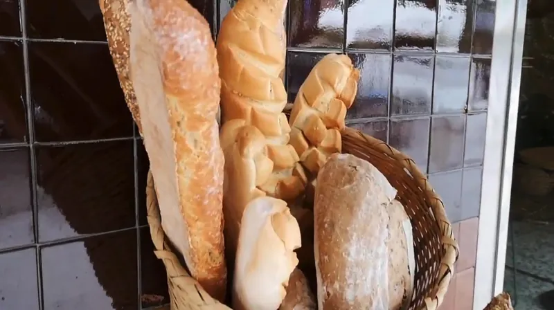 Barras de pan y hogazas en cestas de mimbre